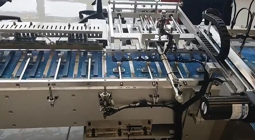 Automatic packing machinery for hygiene products