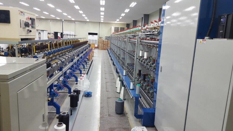 Yarn covering machine